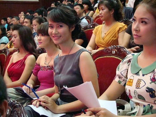 Điều đặc biệt nhất của đêm chung kết Mr Hà Nội 2012 là sự xuất hiện của hội đồng ban giám khảo hội tụ 10 gương mặt Hoa khôi đẹp nhất đến từ các trường ĐH trên Hà Nội
